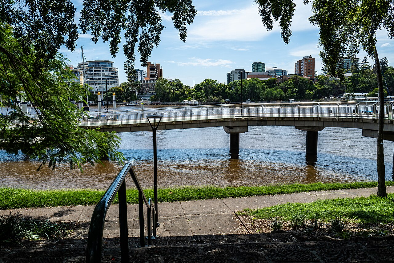 Dramatic cliff face at Kangaroo Point with Brisbane River below